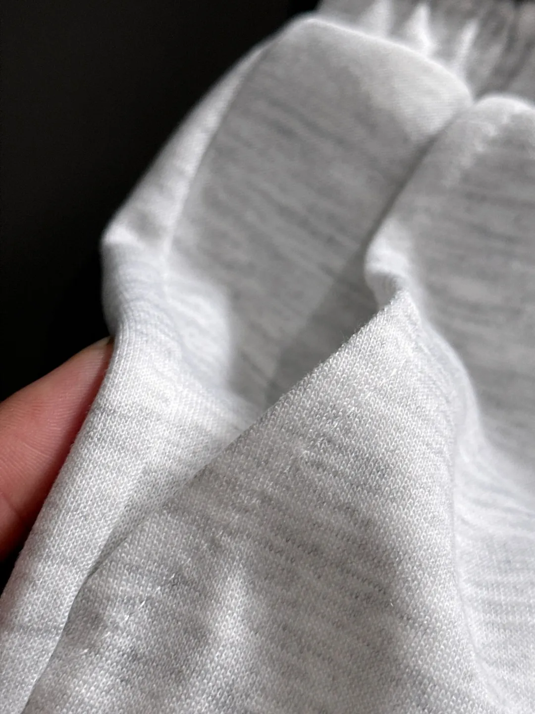 Next day shipment P360 Stone lsland/Stone Island Exclusively launches 25ss autumn and winter new high-quality trousers. Compare real-life details at will. Craftsmanship that ordinary small workshops cannot copy. Top-level ZP development. Unique imported fabric feel. Purely imported German machine production. Precision operation. Ten thousand needle density. A pair of trousers with rich details. You can see the development strength. A full set of new accessories are customized simultaneously. Simple yet elegant. Soft, delicate and comfortable. The upper body is versatile and fashionable. A perfect choice for autumn and winter, a must-have item. Sizes: M to 3XL (please state your height and weight when placing an order)
